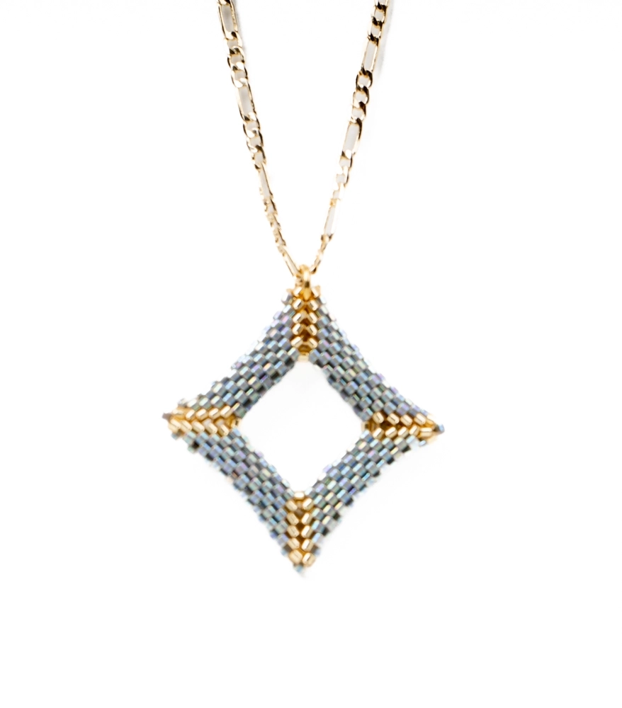 Altın sarısı metal kolye