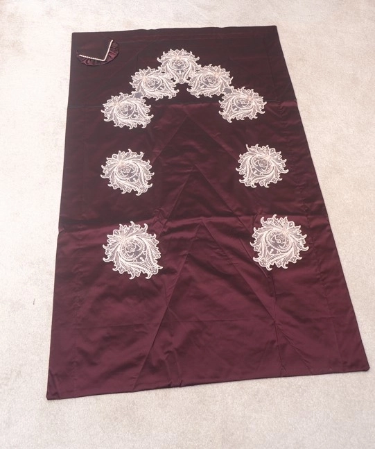 Bordo tafta kumaş üzerine Fransız dantelli seccade takımı