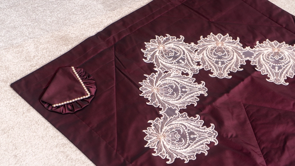 Bordo tafta kumaş üzerine Fransız dantelli seccade takımı - Görsel 3