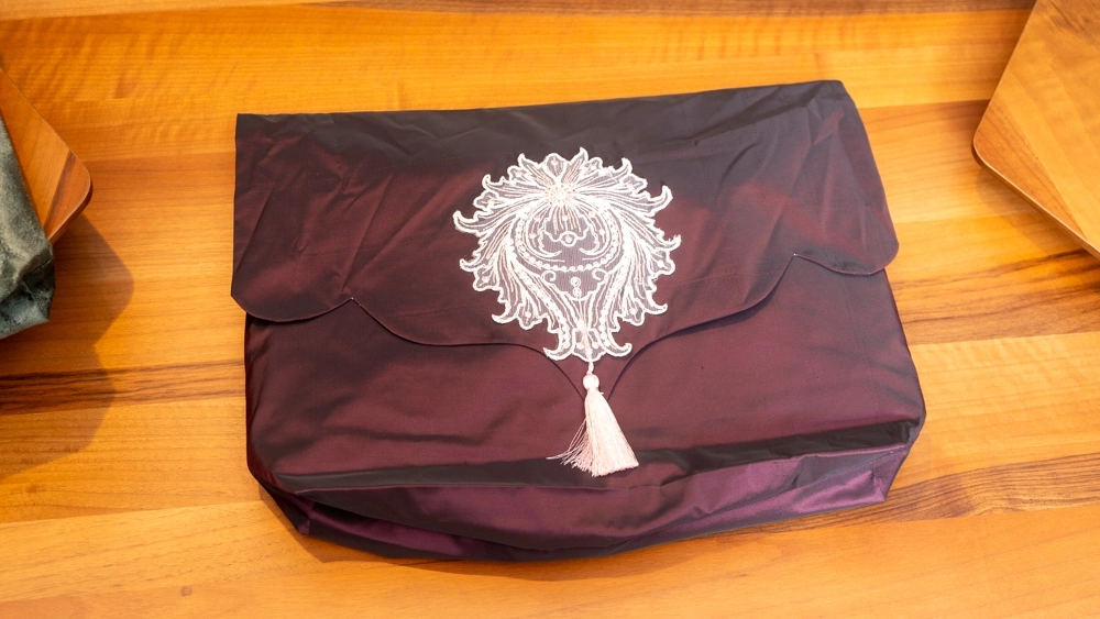 Bordo tafta kumaş üzerine Fransız dantelli seccade takımı - Görsel 4