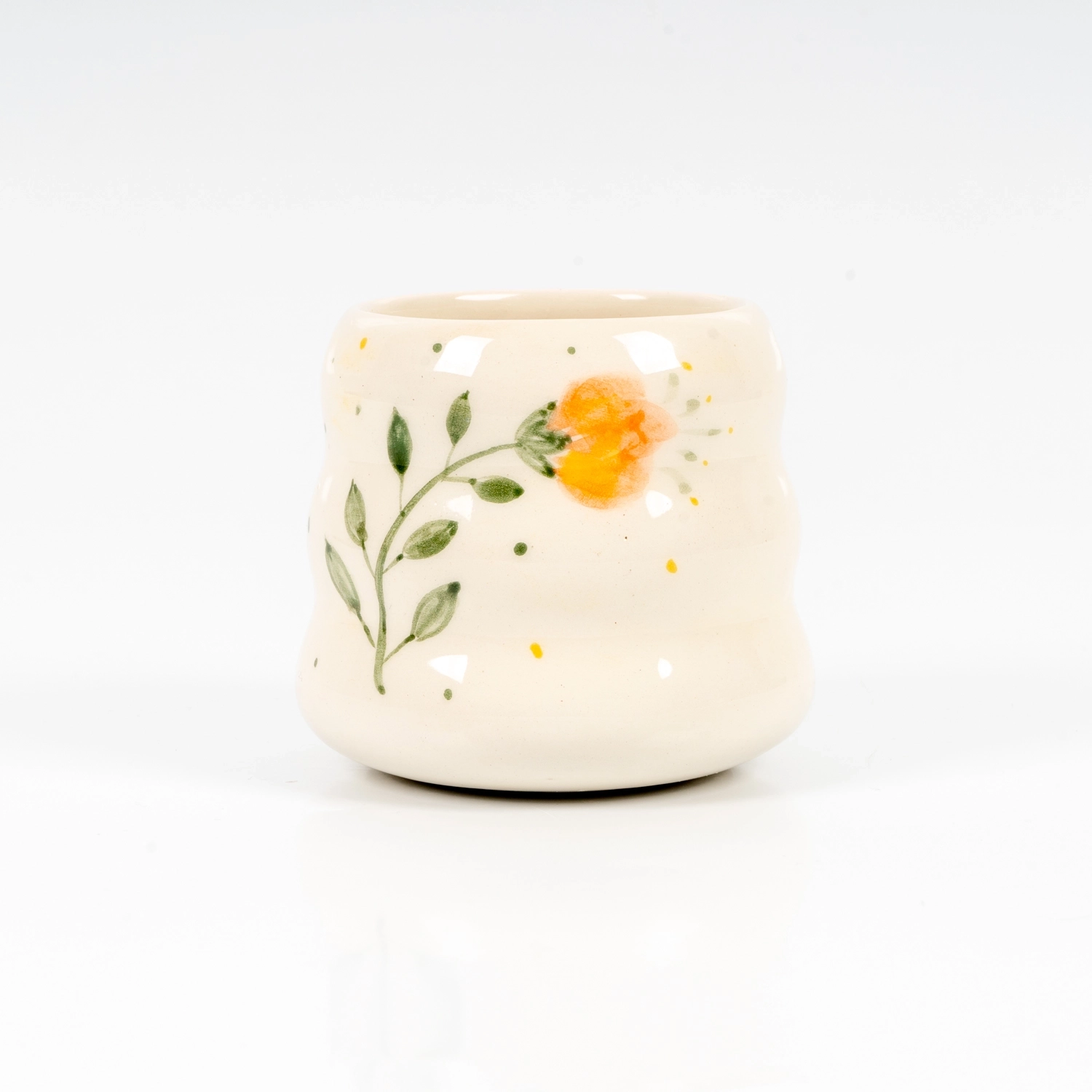 çiçekli kulpsuz kupa