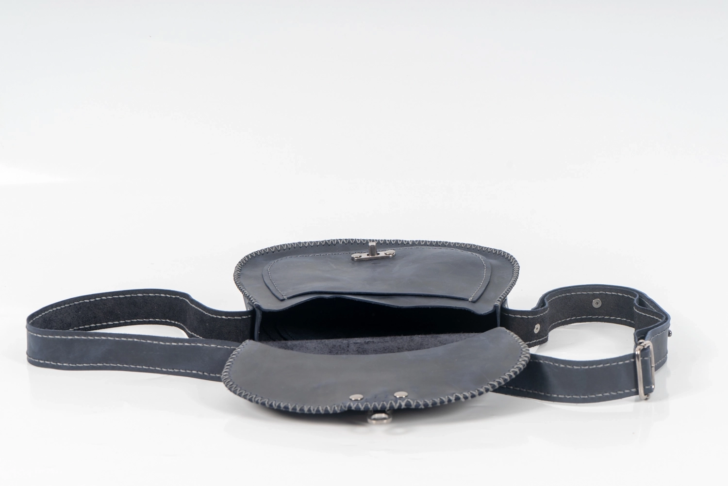 CRAZY BASKILI LACİVERT HAKİKİ DERİ ÇAPRAZ ÇANTA - Görsel 2