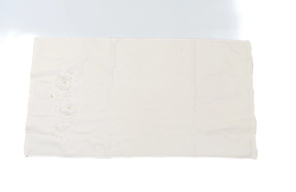 Ekru aplik detaylı havlu