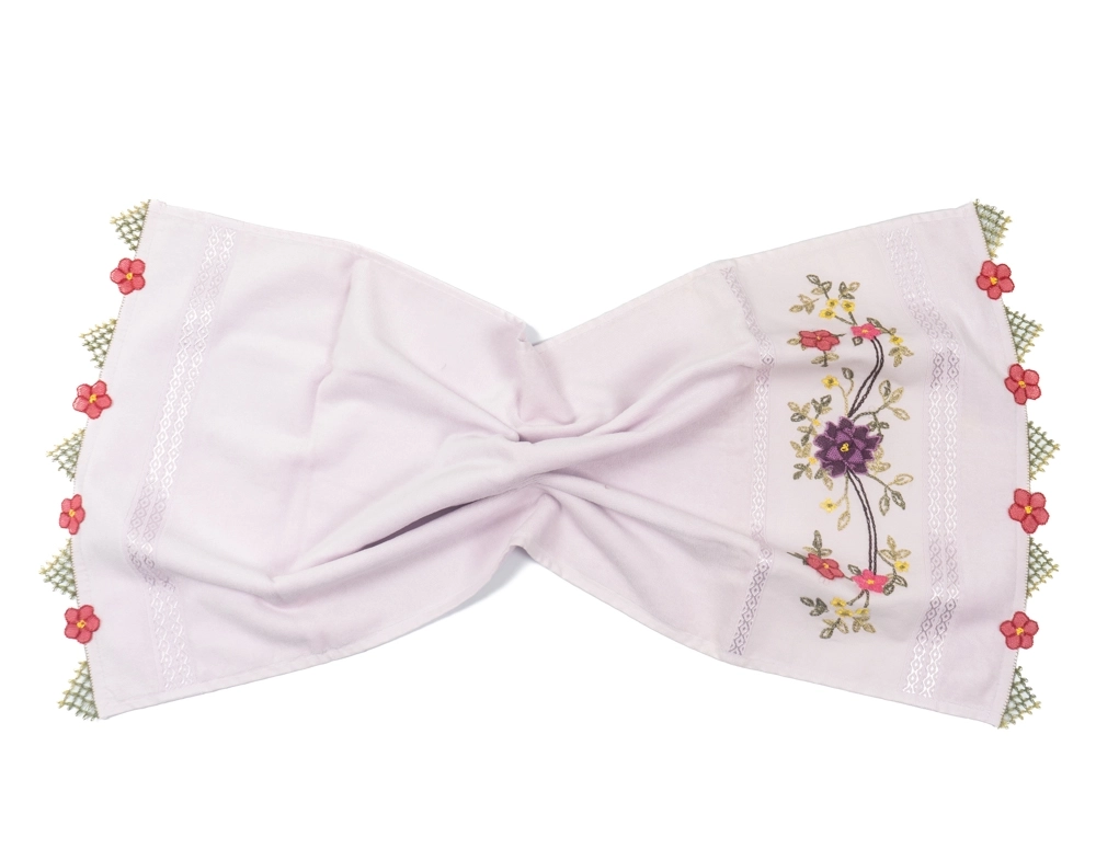 El Havlusu Lila İğne Oyası Tekniğiyle Süsleme Yapıldı