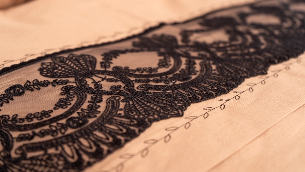 El Yapımı Pamuklu Siyah Dantelli Akfil Nevresim Takımı - Görsel 2