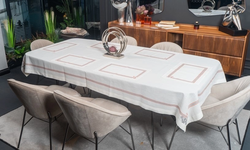 Elde Kanaviçe İşlemeli Servis Örtüsü ve Peçete