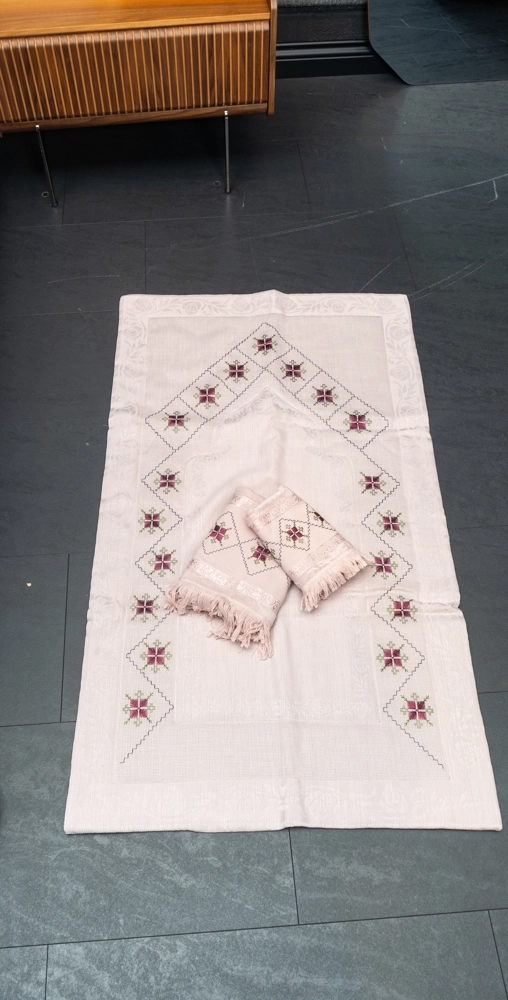 Elde susma tekniği ile işlenmiş seccade & havlu takımı