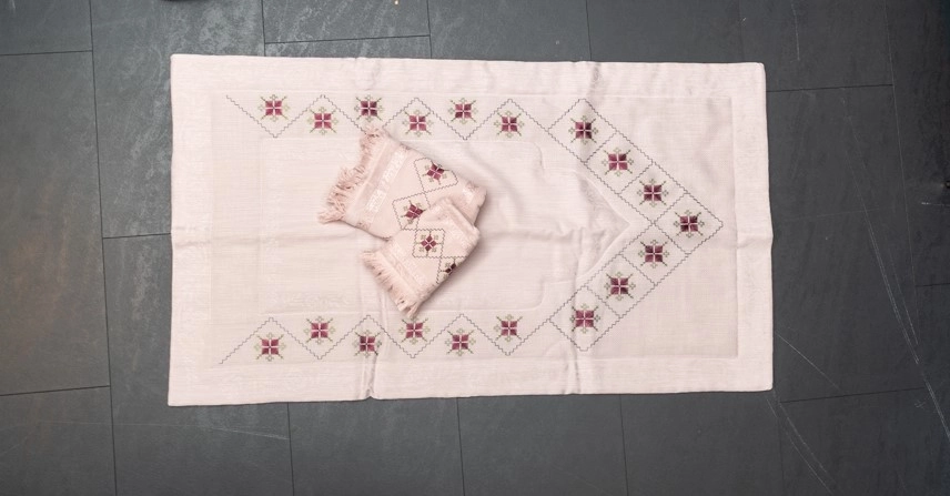 Elde susma tekniği ile işlenmiş seccade & havlu takımı - Görsel 2