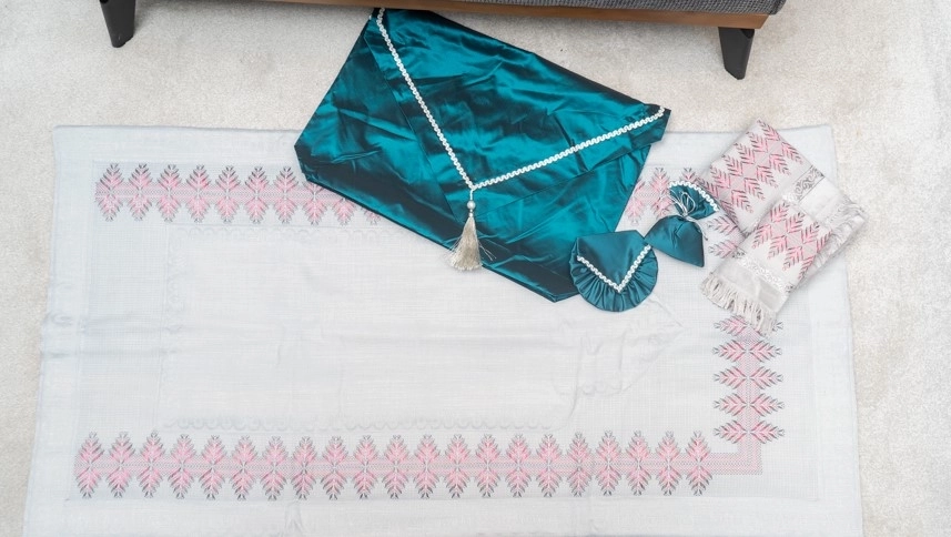 Elde vegonitta tekniği ile işlenmiş seccade takımı