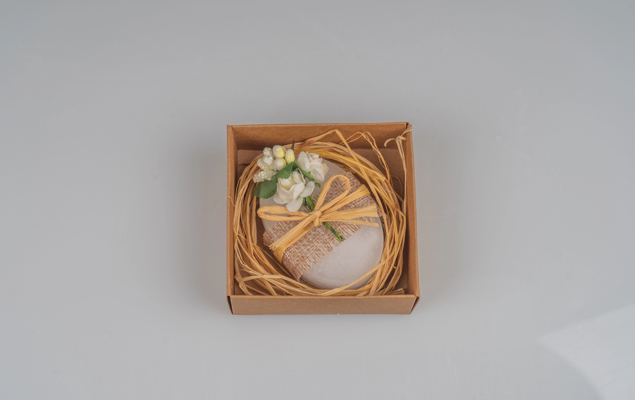 HEDİYELİK BEYAZ ÇİÇEKLİ KUTULU SABUN (10LU)