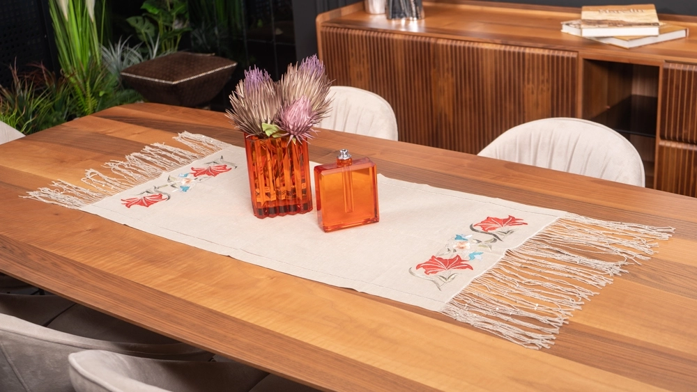 İsveç Keteni Üzerine Elde Nakış Çalışılmış Runner