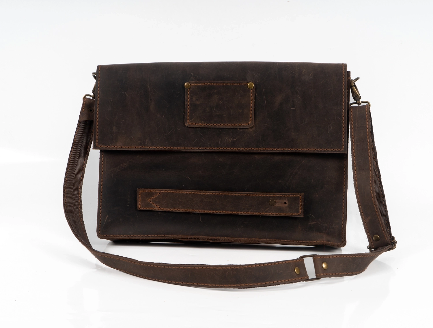 KAHVE RENGİ HAKİKİ DERİ HEM ELDE TUTMA YERİ OLAN HEMDE UZUN ÇAPRAZ ASKILI TABLET ÇANTASI