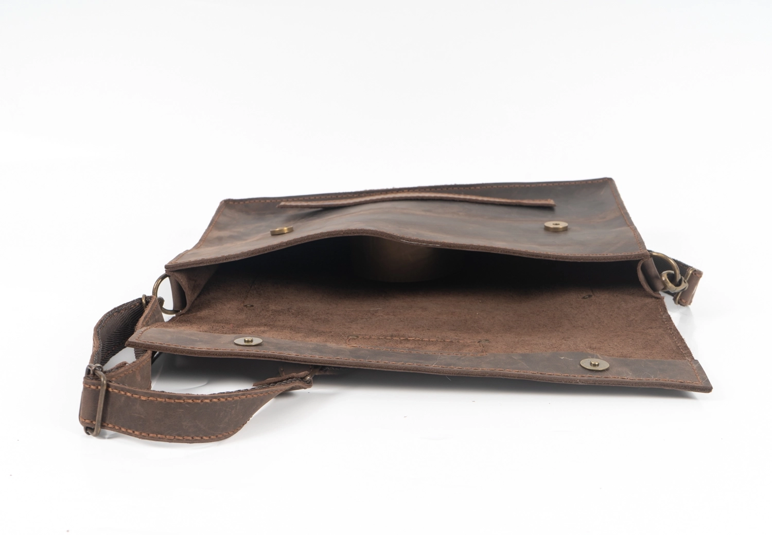 KAHVE RENGİ HAKİKİ DERİ HEM ELDE TUTMA YERİ OLAN HEMDE UZUN ÇAPRAZ ASKILI TABLET ÇANTASI - Görsel 2