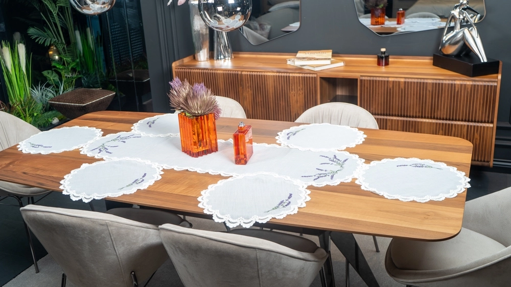 Keten Üzerine Elde İşlenmiş Lavanta Desenli Amerikan Servis Takımı