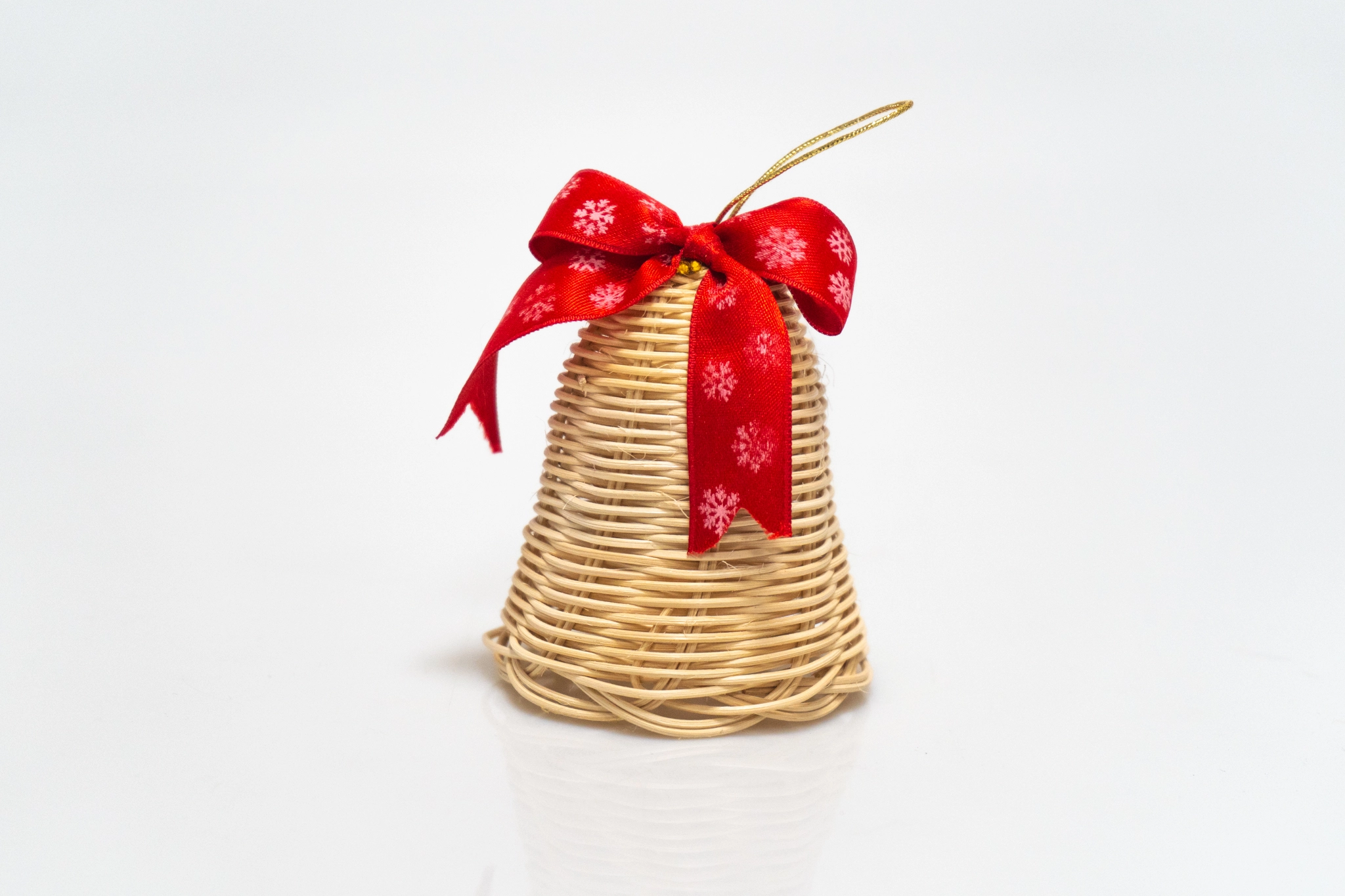 kırmızı kurdeleli rattan çan