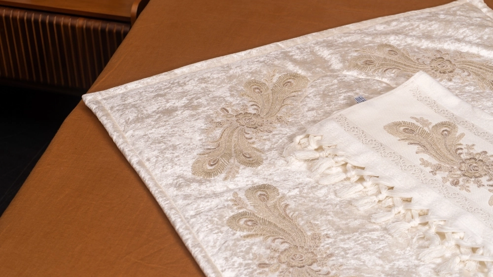 Krem Rengi Kadife Seccade Seti - Görsel 3