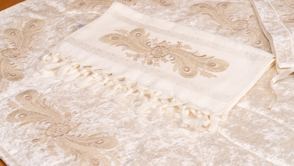 Krem Rengi Kadife Seccade Seti - Görsel 4