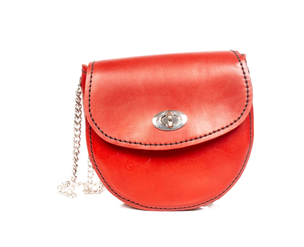 ÖNÜ GÜMÜŞ RENK METAL TOKALI, ASKILARI GÜMÜŞ RENK ZİNCİR OLAN YUVARLAK OMUZ ÇANTASI