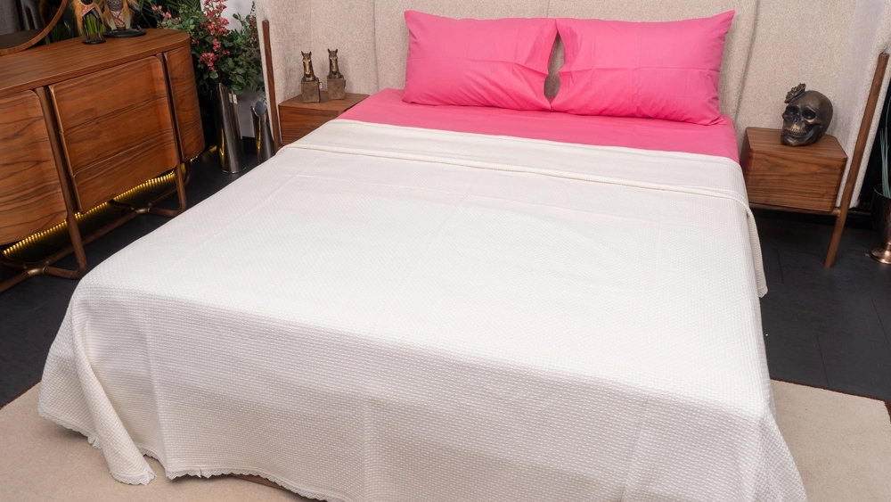 Pamuklu Çift Kişilik Fistolu Beyaz Yatak Örtüsü Pembe Çarşaf Yastık - Görsel 2