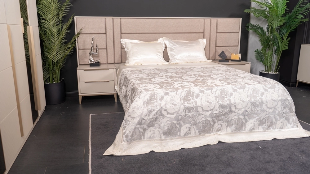 pamuklu gri desenli yatak örtüsü