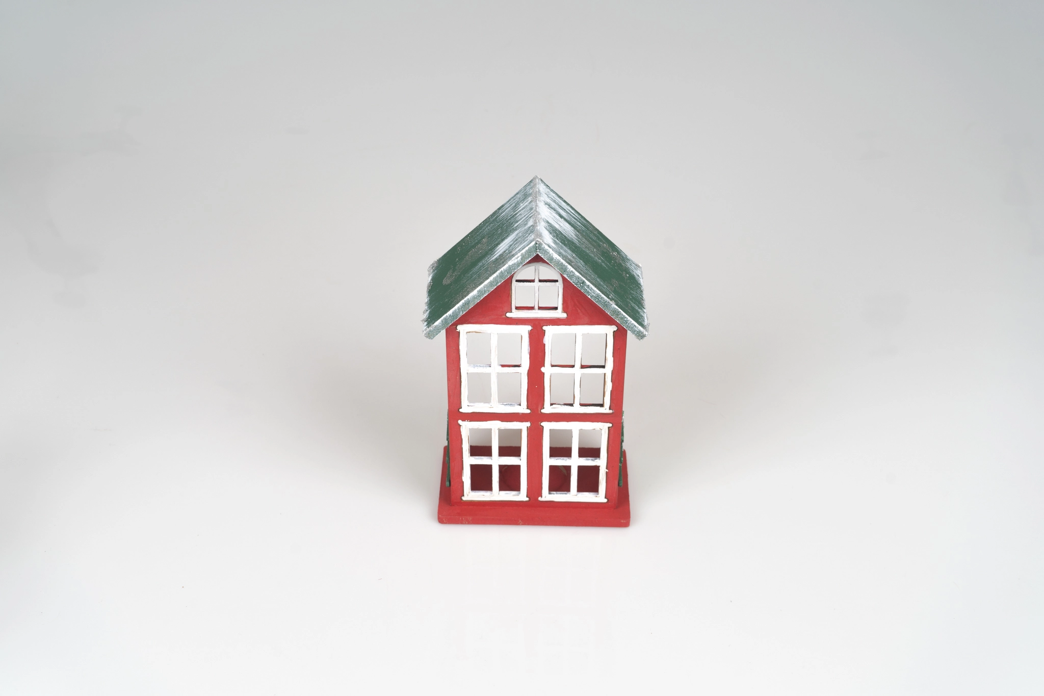 pencereli kırmızı ev mumluk