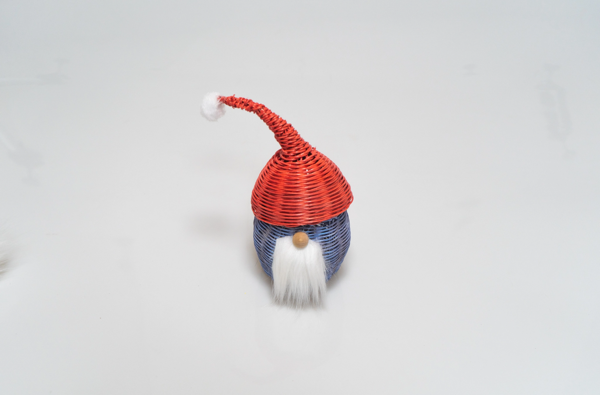 rattan kırmızı şapkalı bahçe cücesi