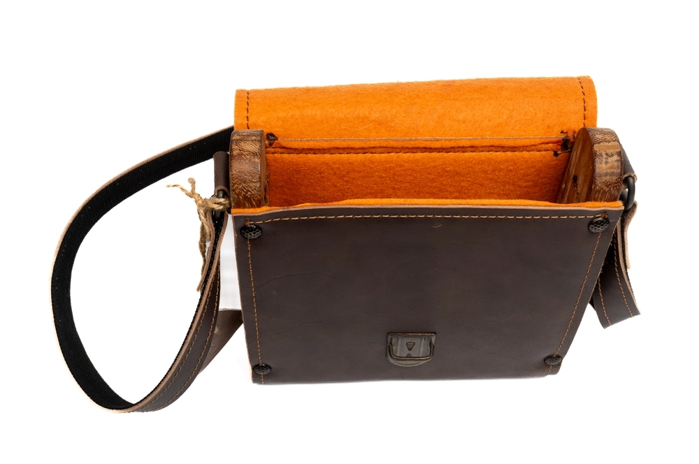 YANLARI MASİF AĞAÇ, İKİ RENK ANTİK SARI TOKALI ÇAPRAZ ÇANTA - Görsel 3