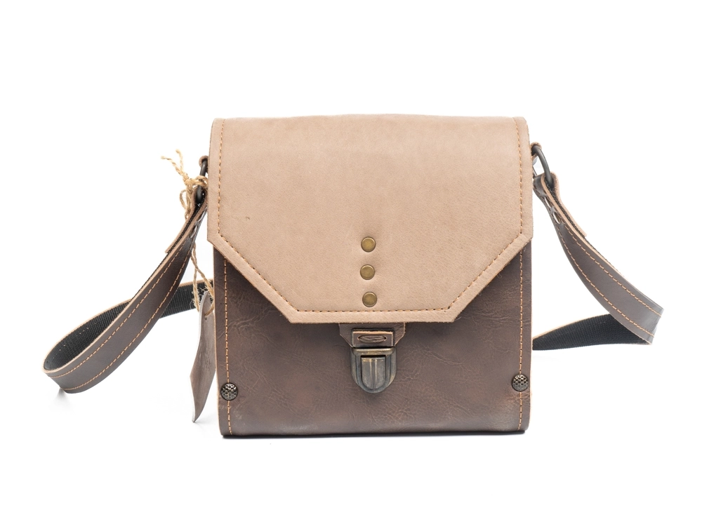 YANLARI MASİF AĞAÇ, İKİ RENK ANTİK SARI TOKALI ÇAPRAZ ÇANTA - Görsel 2