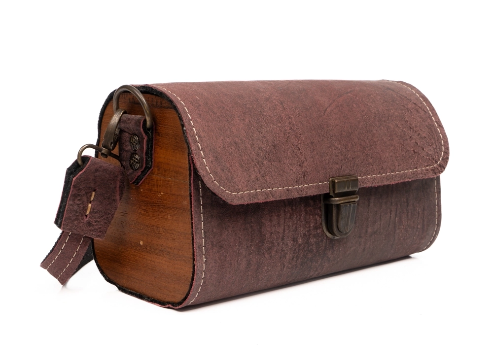 YANLARI MASİF AHŞAP OLAN DOĞAL DANA DERİSİNDEN OMUZ ÇANTASI