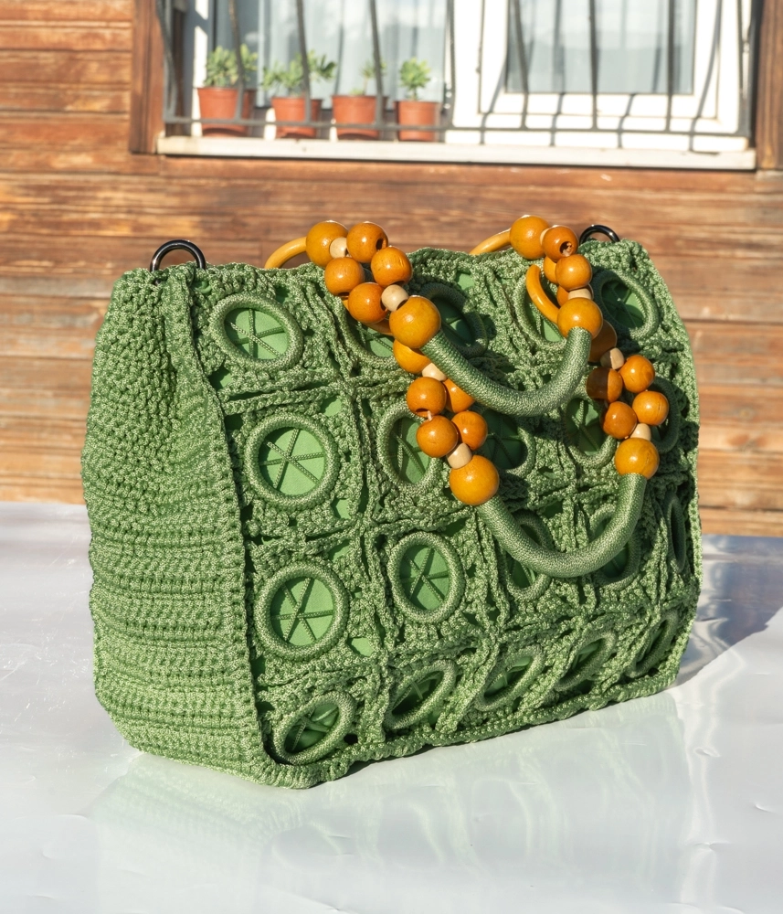Yeşil ahşap boncuklu kol çantası