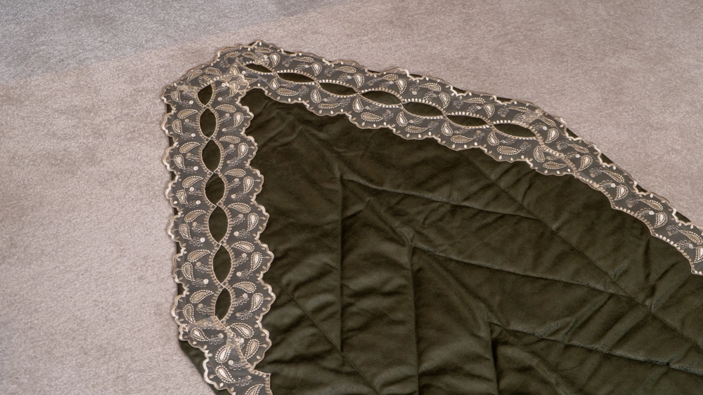 Yeşil süet kumaş üzerine dantelli seccade takımı