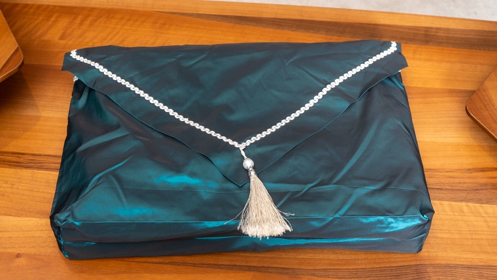 Yeşil süet kumaş üzerine dantelli seccade takımı - Görsel 4