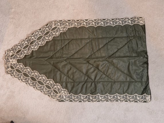 Yeşil süet kumaş üzerine dantelli seccade takımı - Görsel 2